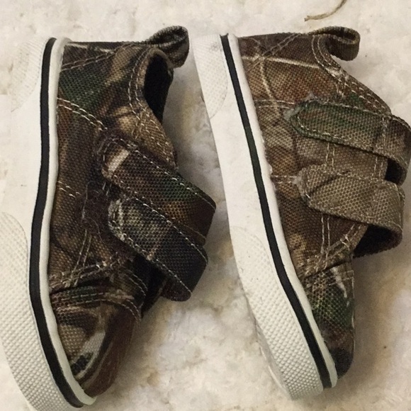 geometric press and seal sneakers sz 2 - Picture 2 of 3